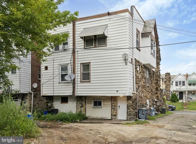 a view of a house with a backyard