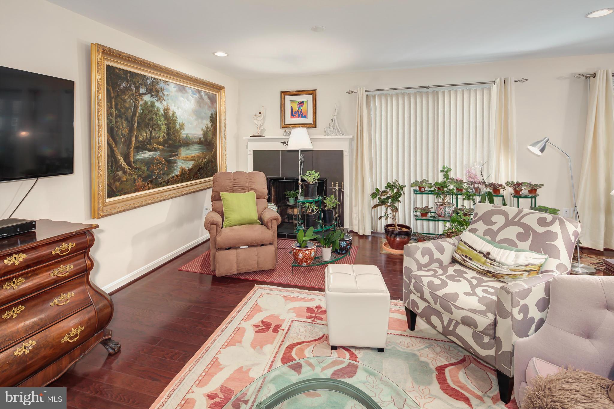8008 Viola Street Springfield, VA 22152 - Photo 3 of 30 Living Room