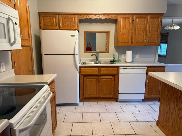 $185,000 | 4326 Buckingham Court, Unit 1705, Vadnais Heights, MN 55127