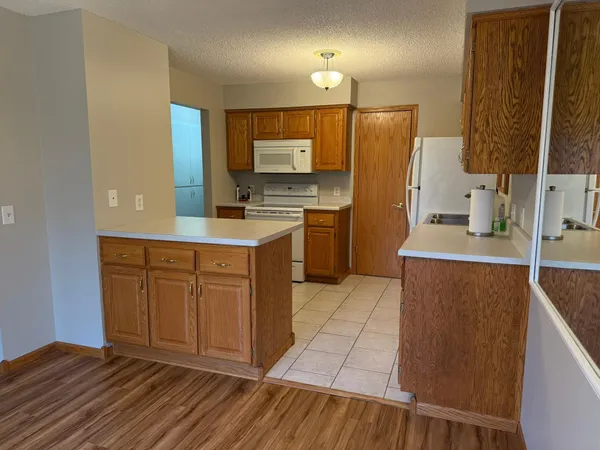 $185,000 | 4326 Buckingham Court, Unit 1705, Vadnais Heights, MN 55127