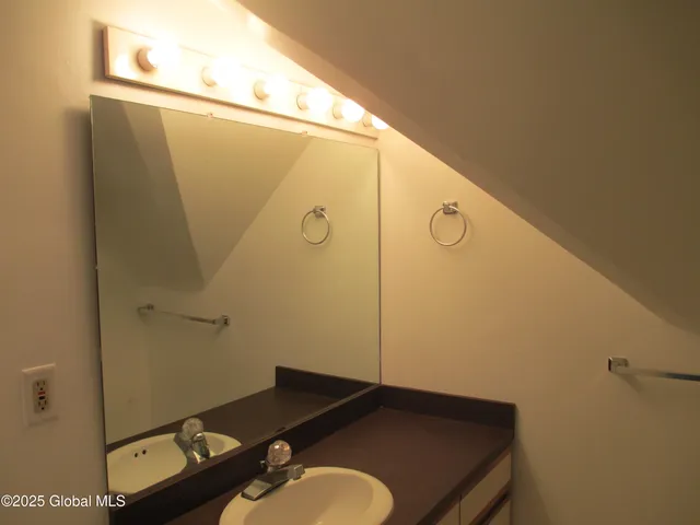 $1,945 | 588 North Broadway, Unit 2, Saratoga Springs, NY 12866