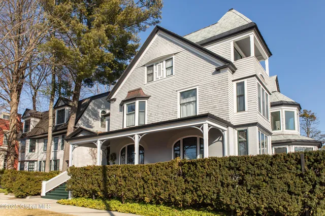 $1,945 | 588 North Broadway, Unit 2, Saratoga Springs, NY 12866