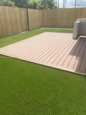 a view of a backyard