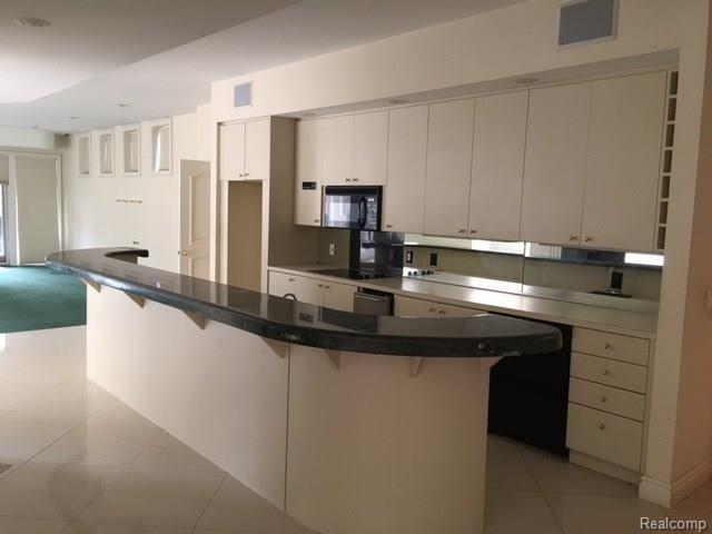 1224 Lenox Road Bloomfield Hills, MI 48304 - Photo 8 of 33 image15.jpeg