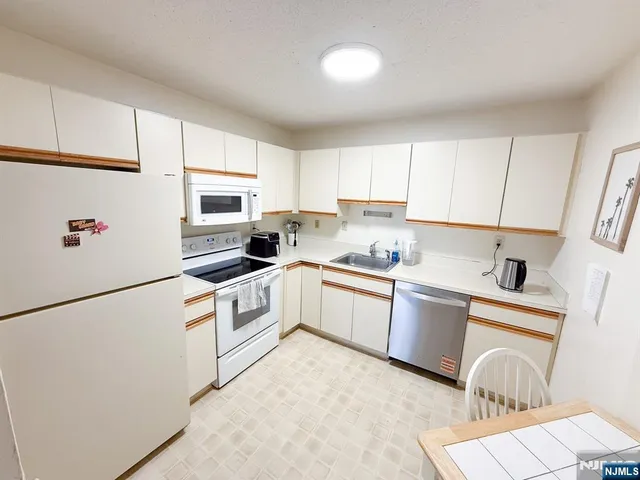 $2,500 | 200 Division Street, Unit 4J, Cliffside Park, NJ 07010
