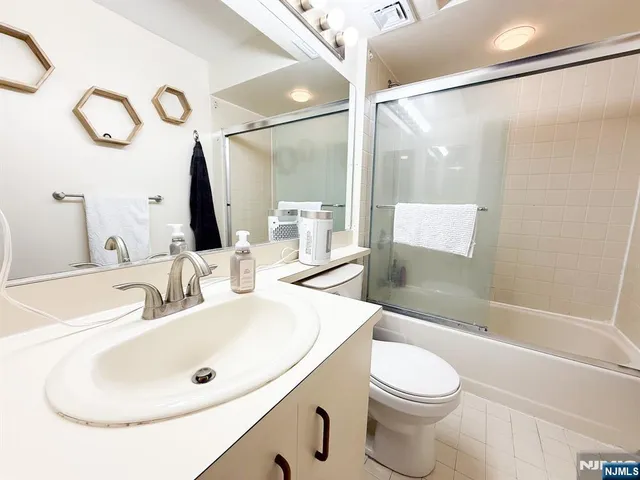 $2,500 | 200 Division Street, Unit 4J, Cliffside Park, NJ 07010