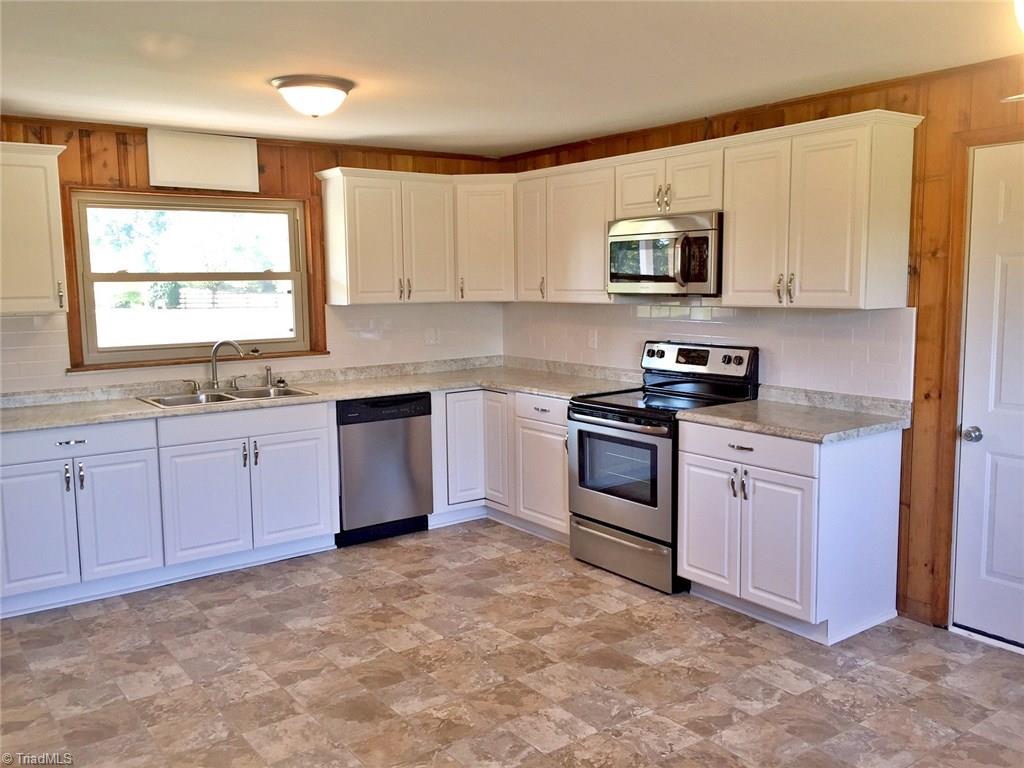 4327 Burch Bridge Road Burlington, NC 27217 - Photo 2 of 17 Kitchen
