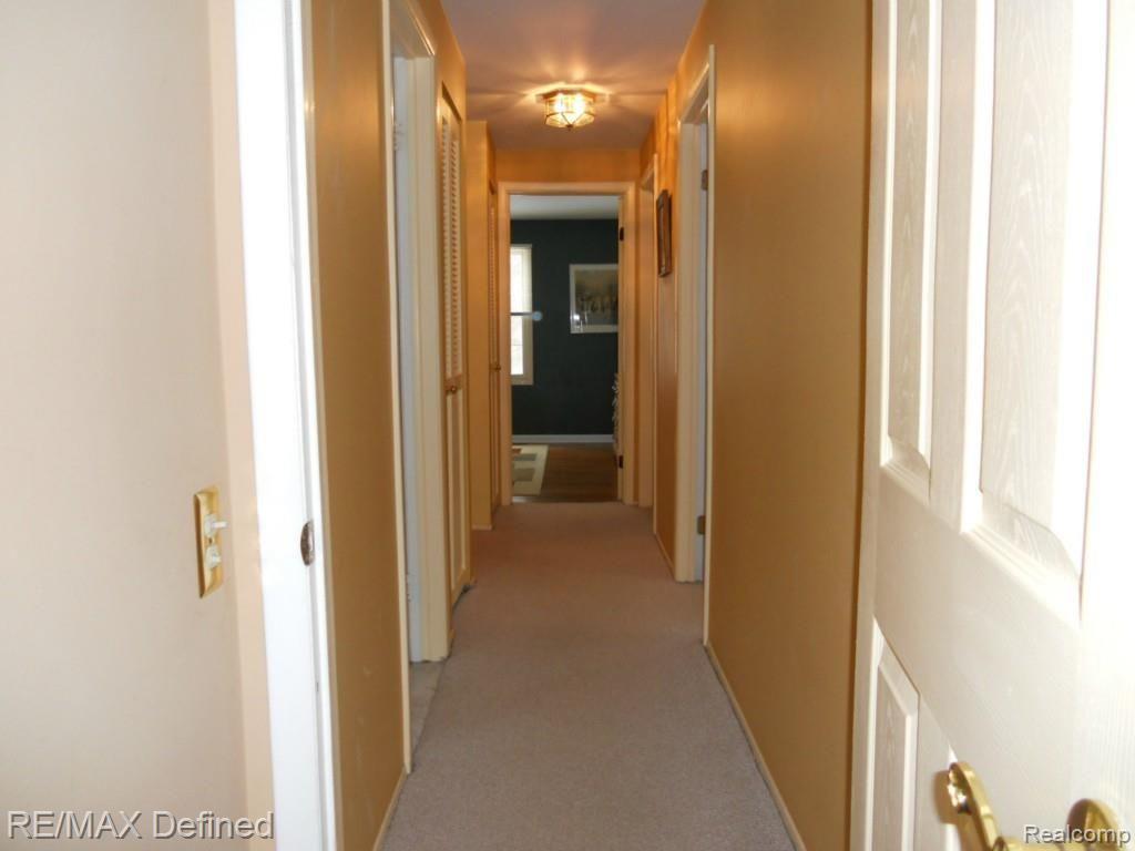 901 Hemlock Drive Rochester, MI 48307 - Photo 22 of 27 Hallway between bedrooms