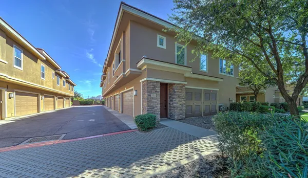 $2,325 | 5550 North 16th Street, Unit 152, Phoenix, AZ 85016