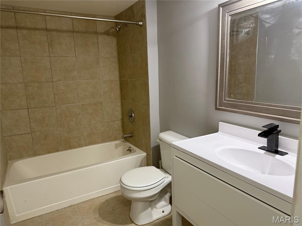 950 East Rue De La Banque, Unit L6 Creve Coeur, MO 63141 - Photo 17 of 25