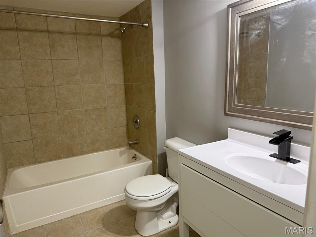 950 East Rue De La Banque, Unit L6 Creve Coeur, MO 63141 - Photo 18 of 25