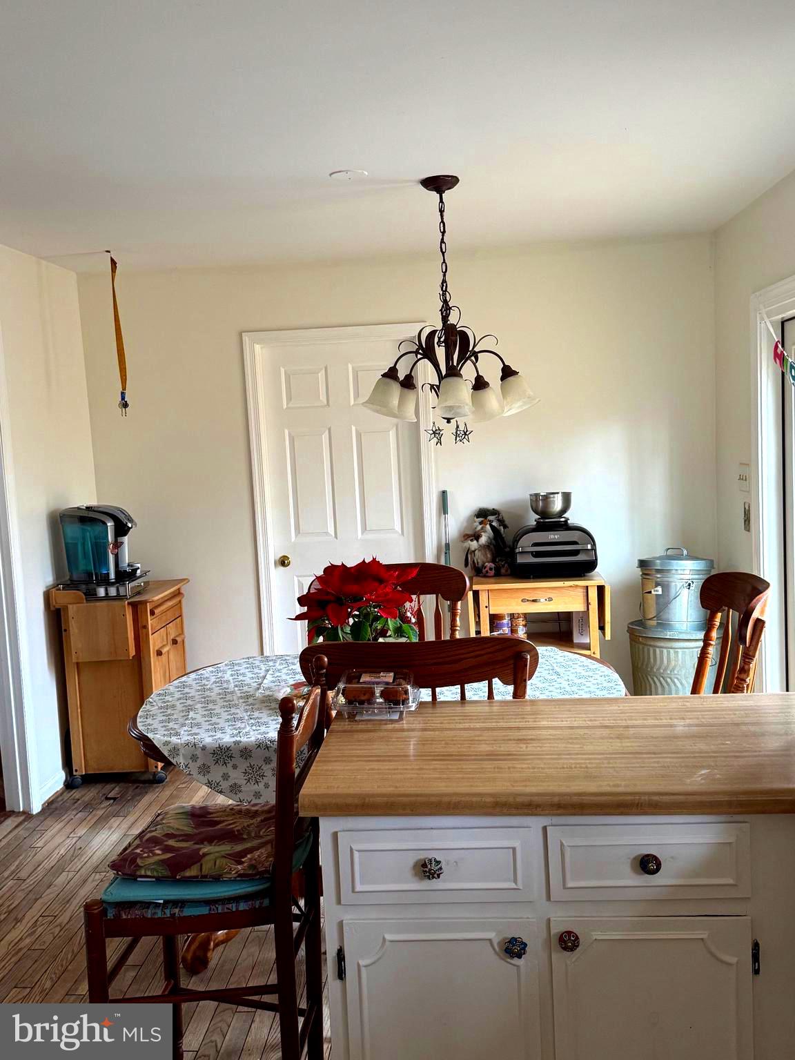 7633 Riverside Farm Road Marshall, VA 20115 - Photo 5 of 38 DINNING AREA FROM KITCHEN