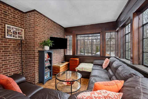 $1,795,000 | 194 Hickory Grove Drive East, Larchmont, NY 10538