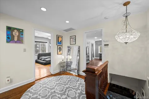 $1,795,000 | 194 Hickory Grove Drive East, Larchmont, NY 10538