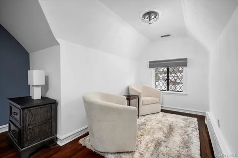 $1,795,000 | 194 Hickory Grove Drive East, Larchmont, NY 10538