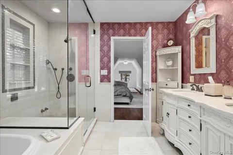 $1,795,000 | 194 Hickory Grove Drive East, Larchmont, NY 10538