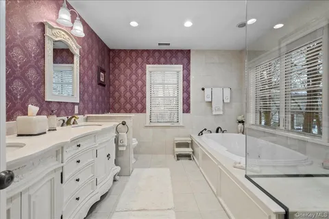 $1,795,000 | 194 Hickory Grove Drive East, Larchmont, NY 10538