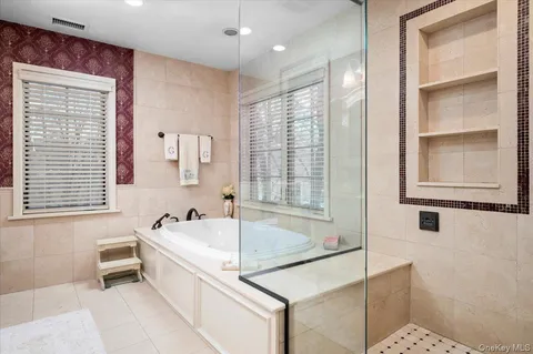 $1,795,000 | 194 Hickory Grove Drive East, Larchmont, NY 10538