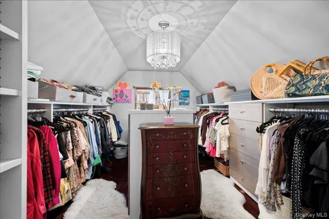 $1,795,000 | 194 Hickory Grove Drive East, Larchmont, NY 10538