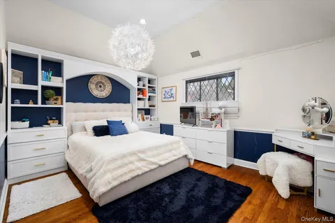 $1,895,000 | 194 Hickory Grove Drive East, Larchmont, NY 10538