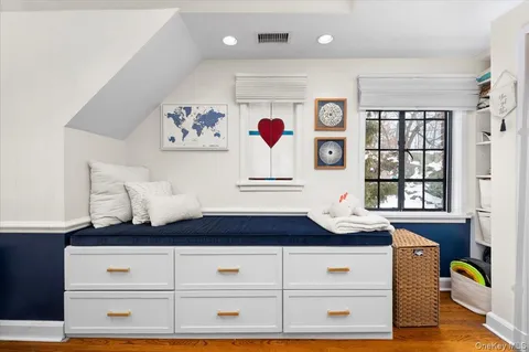 $1,795,000 | 194 Hickory Grove Drive East, Larchmont, NY 10538