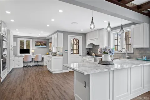 $1,795,000 | 194 Hickory Grove Drive East, Larchmont, NY 10538