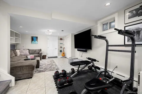 $1,895,000 | 194 Hickory Grove Drive East, Larchmont, NY 10538