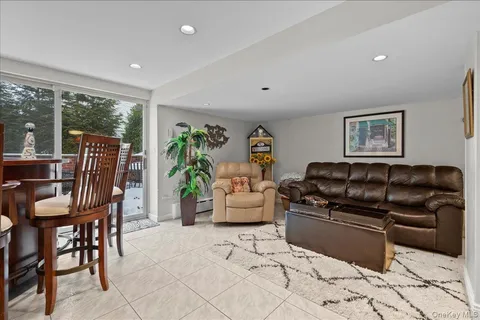 $1,895,000 | 194 Hickory Grove Drive East, Larchmont, NY 10538