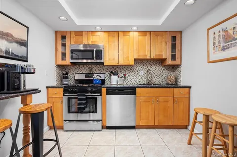 $1,795,000 | 194 Hickory Grove Drive East, Larchmont, NY 10538