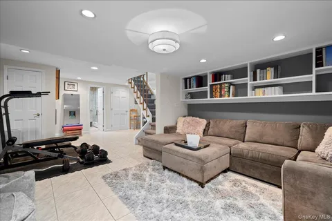 $1,795,000 | 194 Hickory Grove Drive East, Larchmont, NY 10538