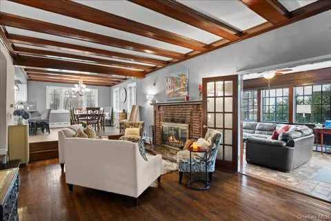 $1,795,000 | 194 Hickory Grove Drive East, Larchmont, NY 10538