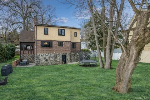 $1,795,000 | 194 Hickory Grove Drive East, Larchmont, NY 10538