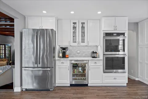 $1,795,000 | 194 Hickory Grove Drive East, Larchmont, NY 10538