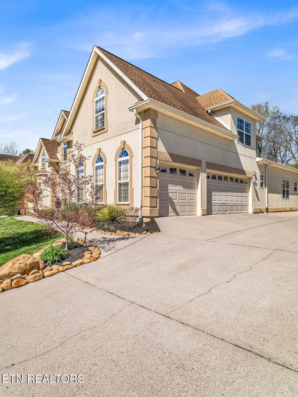 7425 Lawford Road Knoxville, TN 37919 - Photo 45 of 57 a view of house with yard and parking area