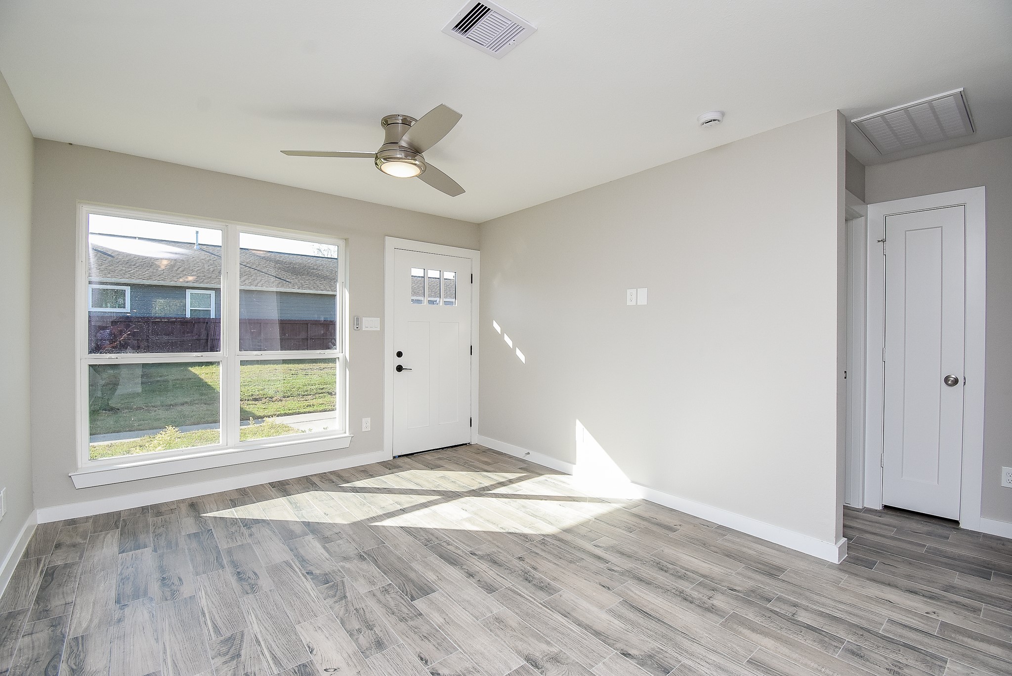 6522 De Priest Street, Unit B Houston, TX 77091 - Photo 3 of 22 Living Room