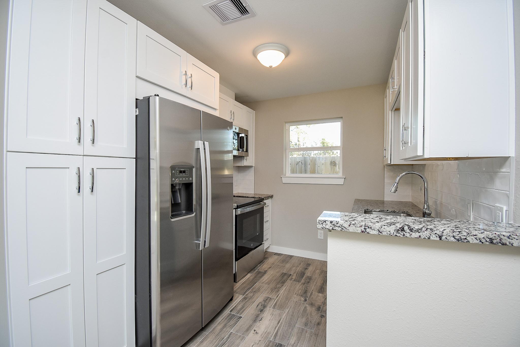 6522 De Priest Street, Unit B Houston, TX 77091 - Photo 6 of 22 Kitchen with pantry cabs and bartop