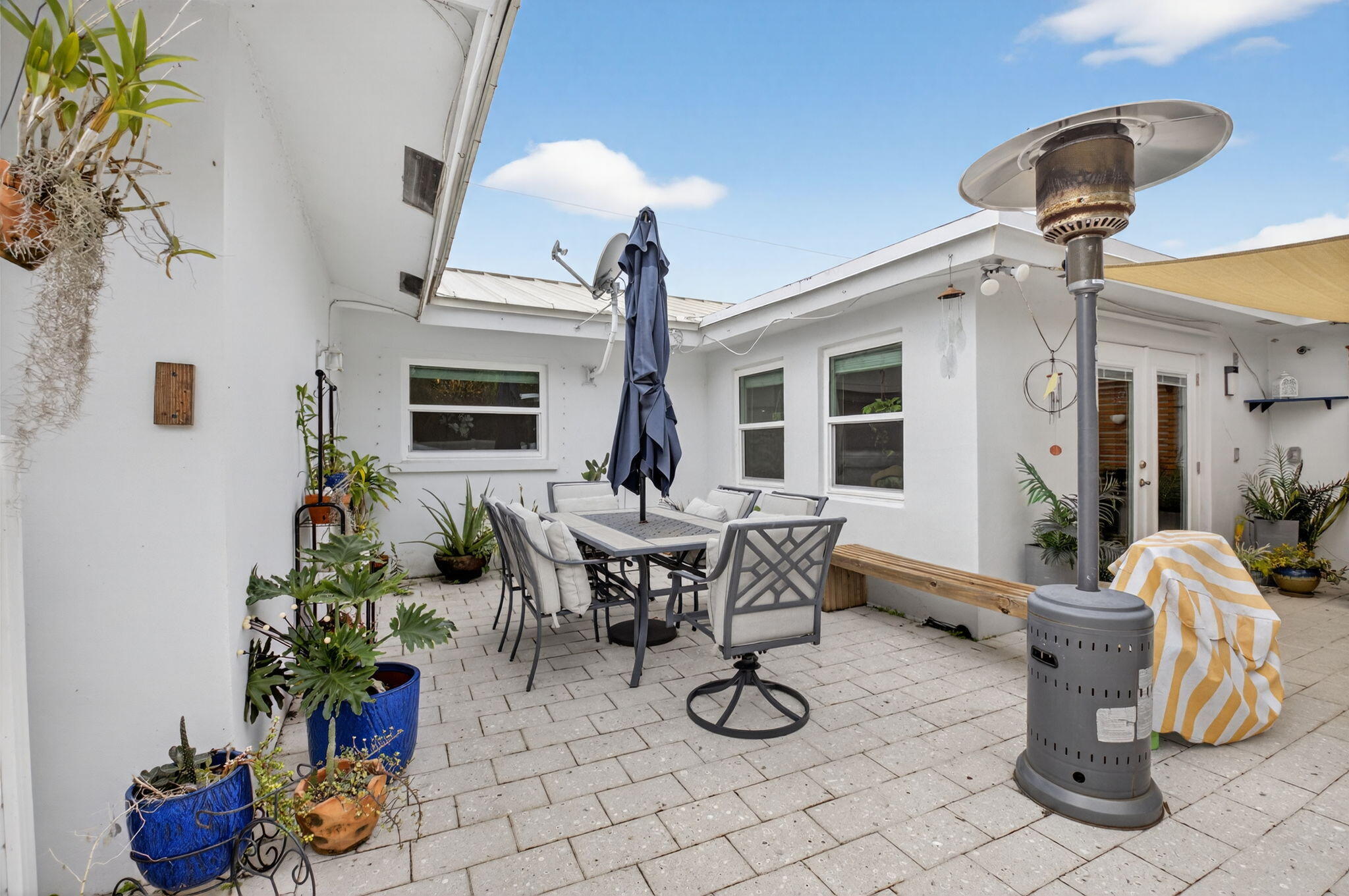 400 East Conference Drive Boca Raton, FL 33486 - Photo 34 of 41 a view of a livingroom with furniture and a potted plant