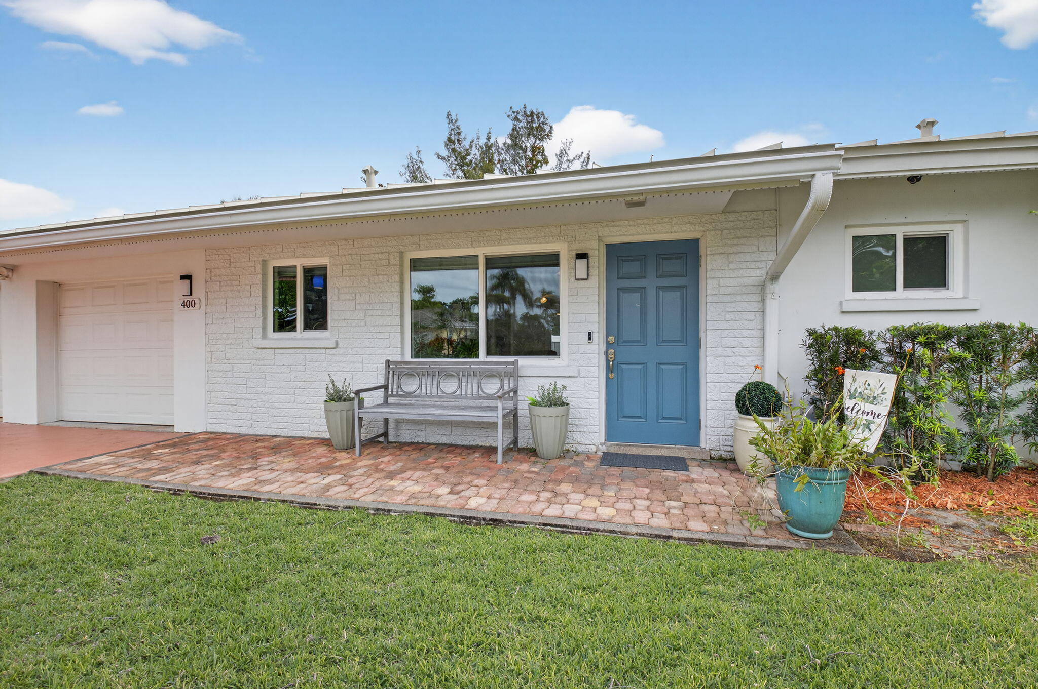 400 East Conference Drive Boca Raton, FL 33486 - Photo 4 of 41 a view of a house with backyard and sitting area