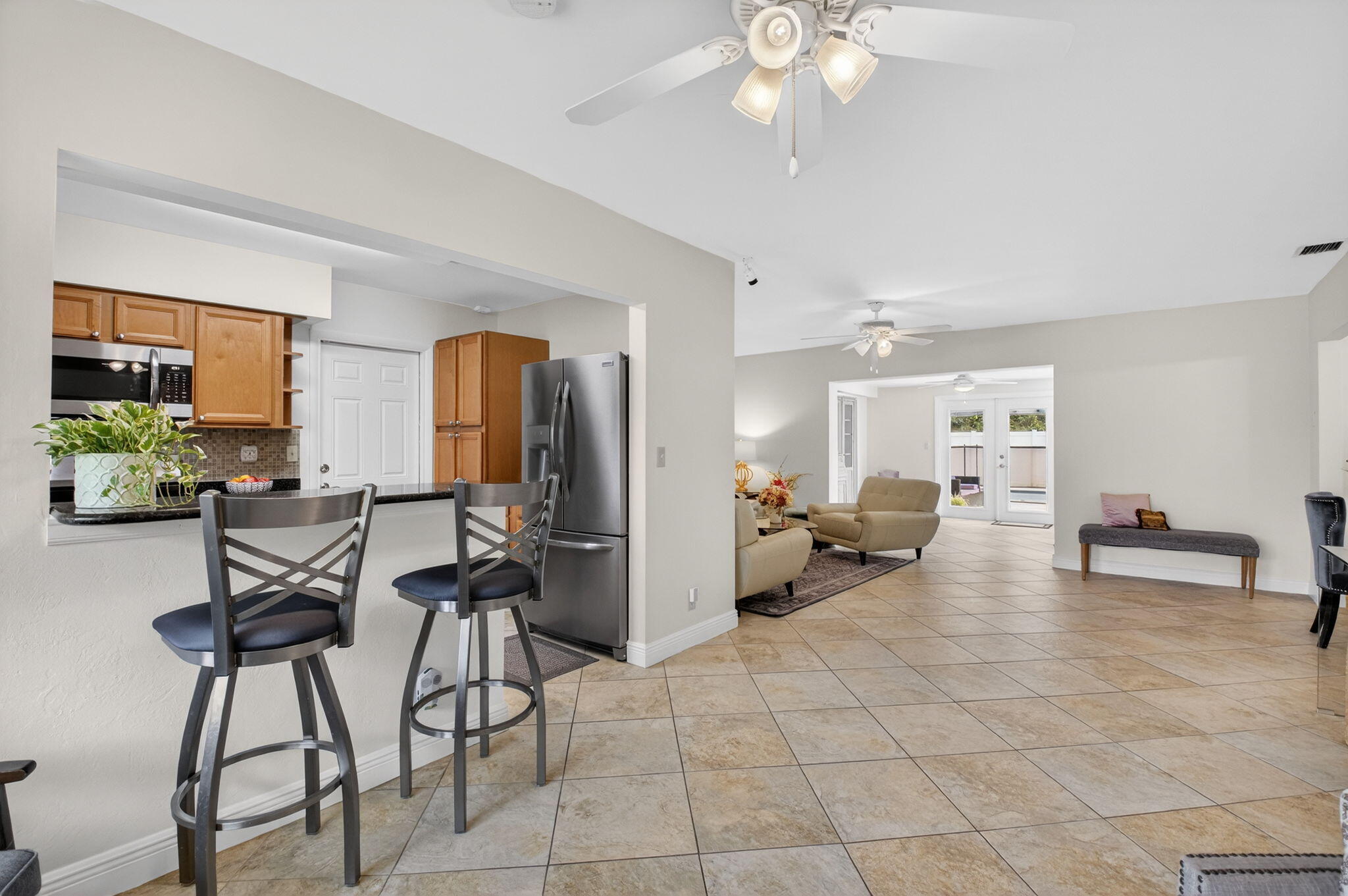 400 East Conference Drive Boca Raton, FL 33486 - Photo 6 of 41 a view of a livingroom with furniture and a ceiling fan