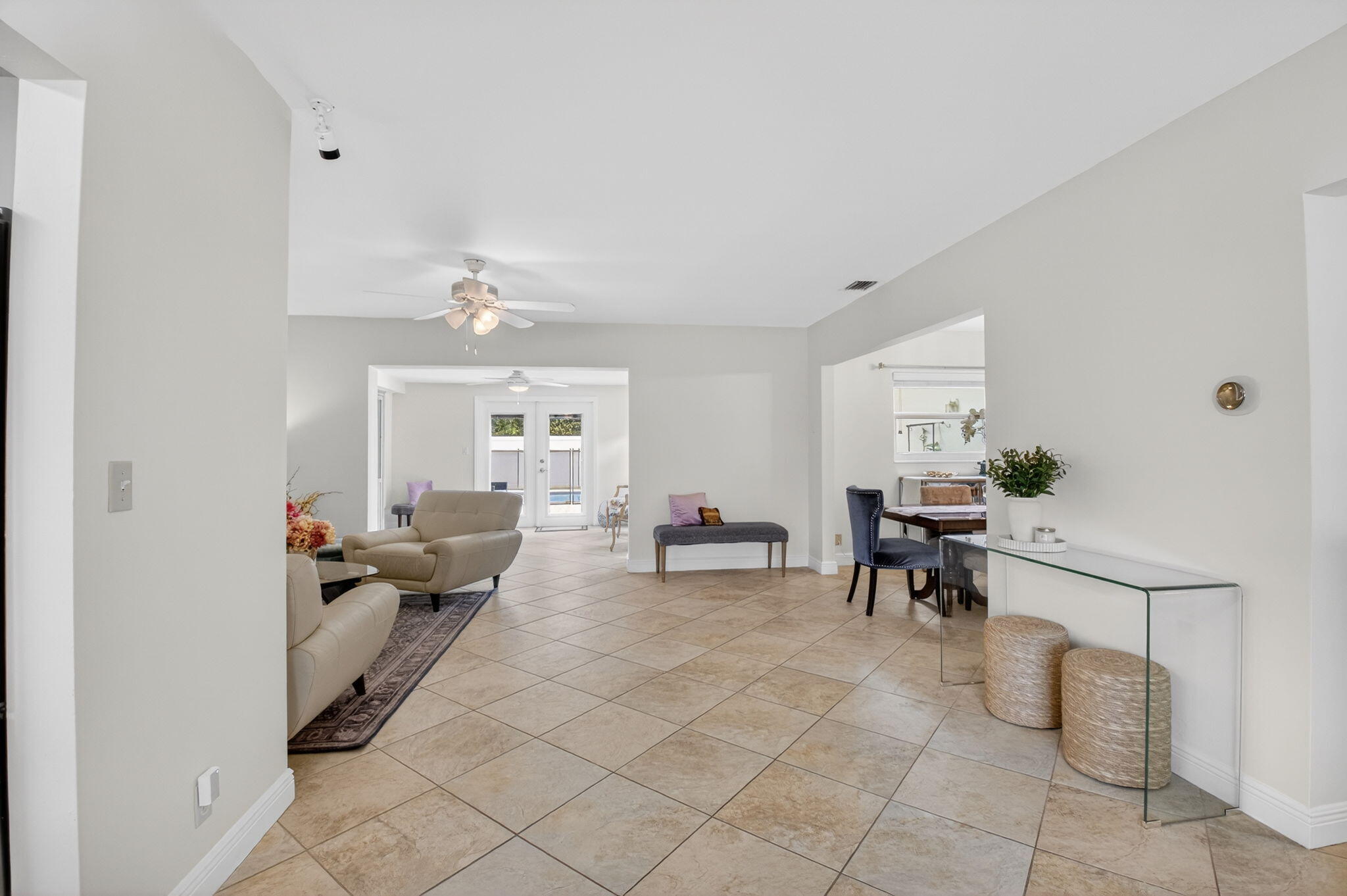 400 East Conference Drive Boca Raton, FL 33486 - Photo 7 of 41 a living room with furniture and a dining table