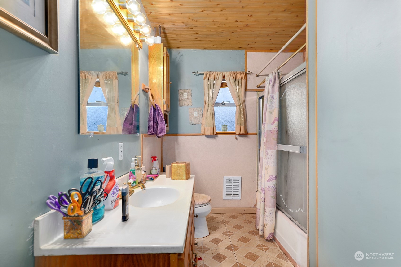 511 West James Street Kent, WA 98032 - Photo 6 of 8 a bathroom with a sink toilet and shower