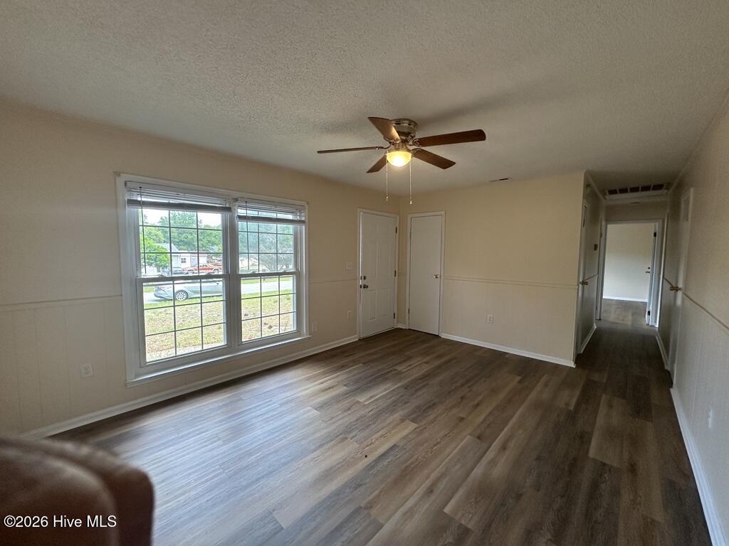21 Crown Point Road Hubert, NC 28539 - Photo 3 of 13 Living Room