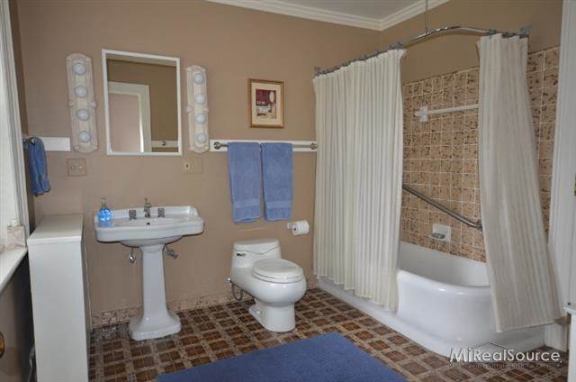 425 Washington Grosse Pointe, MI 48230 - Photo 24 of 30 Hall Bath off Bedroom 3