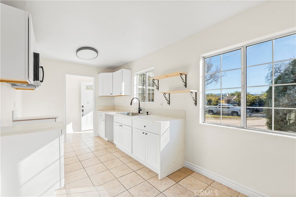 1347 East Ave R-3 Palmdale, CA 93550 - Photo 11 of 22 kitchen