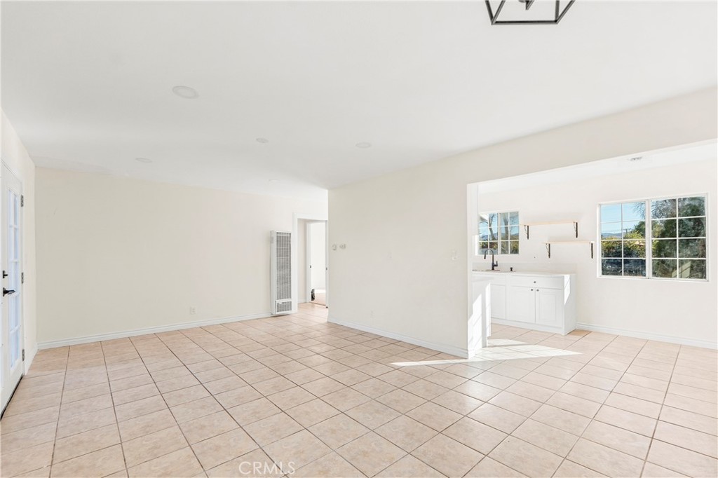 1347 East Ave R-3 Palmdale, CA 93550 - Photo 5 of 22 Living/Dinning room