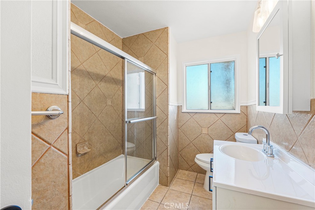 1347 East Ave R-3 Palmdale, CA 93550 - Photo 10 of 22 main bathroom