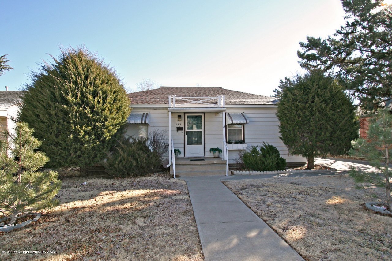 927 South Rusk Street Amarillo, TX 79102 - Photo 1 of 13 a front view of house with yard and green space