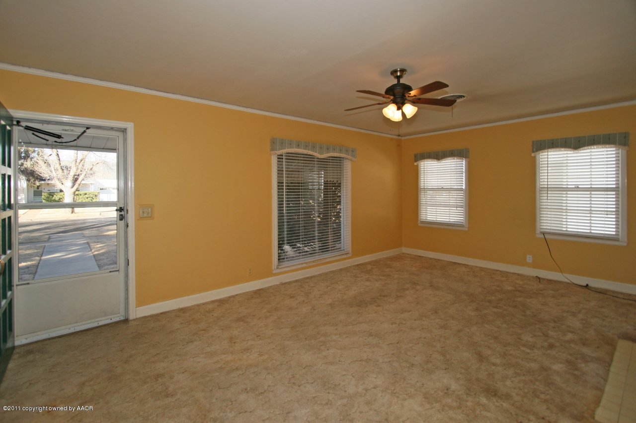 927 South Rusk Street Amarillo, TX 79102 - Photo 2 of 13 a view of an empty room with a window