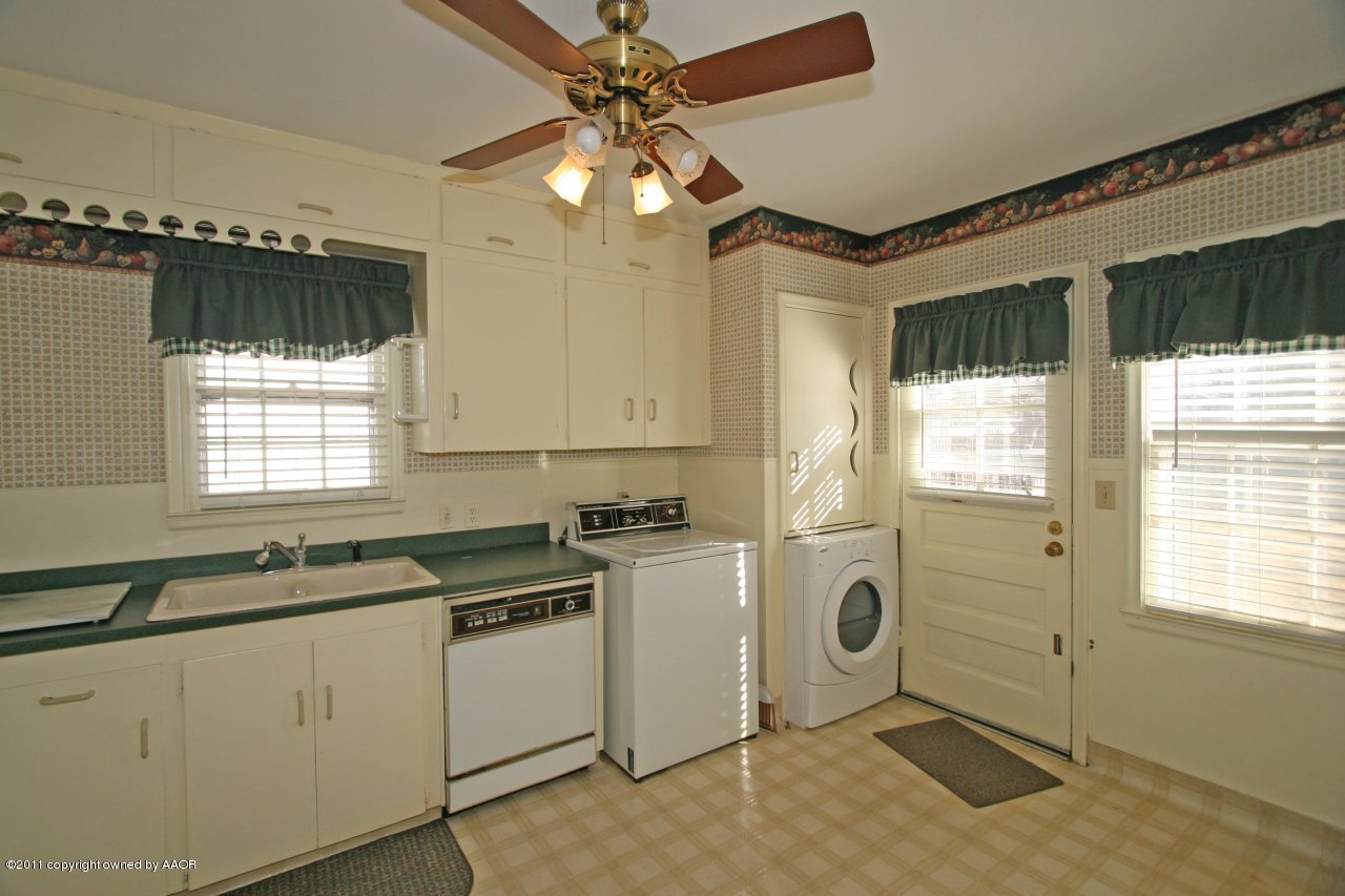 927 South Rusk Street Amarillo, TX 79102 - Photo 6 of 13 a kitchen that has a lot of cabinets in it