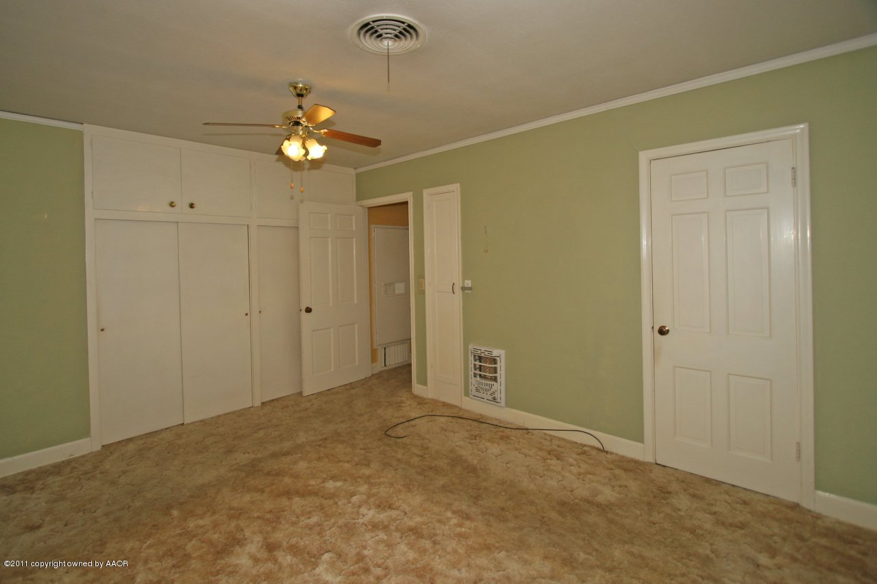 927 South Rusk Street Amarillo, TX 79102 - Photo 7 of 13 a view of an empty room and chandelier fan